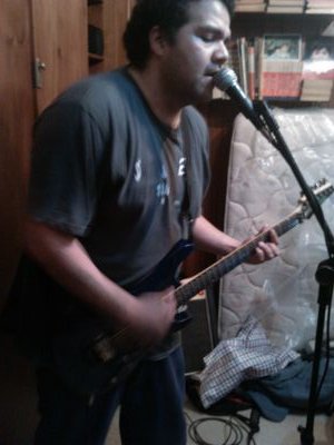 Musica, play y guitarra, ah y si puede ser una cerveza tambien, saludo!