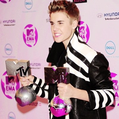 Beliebers! It's time to show people that Justin Bieber got the best and biggest fans. Give Justin a vote and tweet: #EMABiggestFansJustinBieber