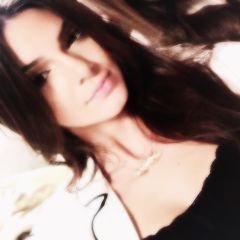 {Sono fatta così. Un giorno rido e l’altro piango. Mi incazzo per nulla. Sono acida. Ma tu, non andare via. Tu rimani.}