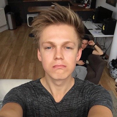 you just got a free follow. Follow @pizzaforlee in return.  
love you x