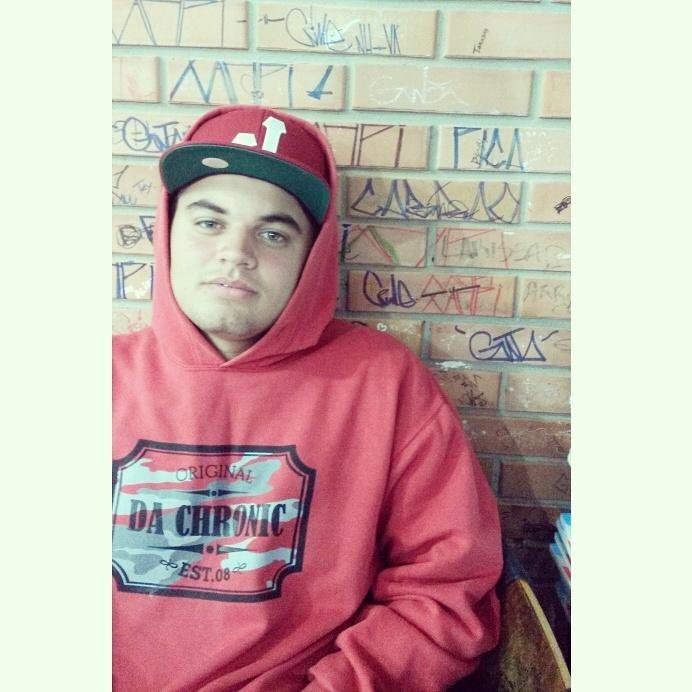 Sou abraços, sorrisos, ânimo, bom humor,
sarcasmo, preguiça e sono.