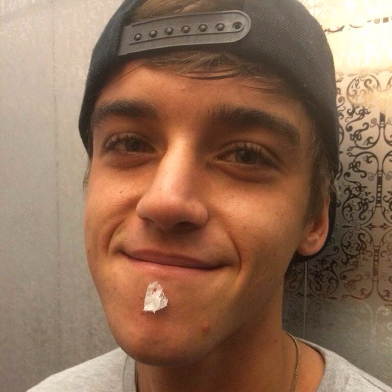 basically im following a bunch of janoskianators then unfollowing if i see ariana hate so i can follow everyone else on my main bc im also an arianator