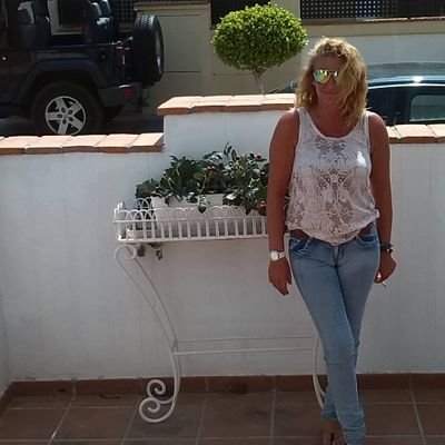 Natural de Jaén, viviendo en Ronda. Chica alegre y con mucho arte. Vive la vida y deja vivirla. CARPE DIEM.
