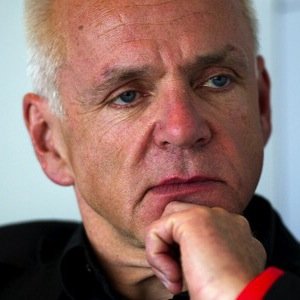 Utvecklingskonsult på egna Evolos AB, föreningsmänniska numera golfordförande på Trummenäs GK, sosse!