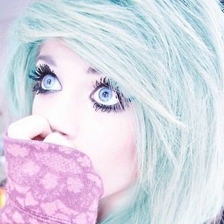 17 'años'. Hija del demonio de la tentación. Esencia demoníaca y angelical viven en mí. Mis reglas, tus reglas. Fuera de mi cama.