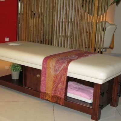 اخصائي مساج ، الخدمة شاملة لجميع انواع المساج بأعشاب وزيوت طبيعية Services cover all kind of massage