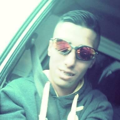 - Leonino , Sãopaulino , 20 anos , solteiro , feio , chato , inssuportavel  ,  ousadia para vencer , alegria para viver . :)