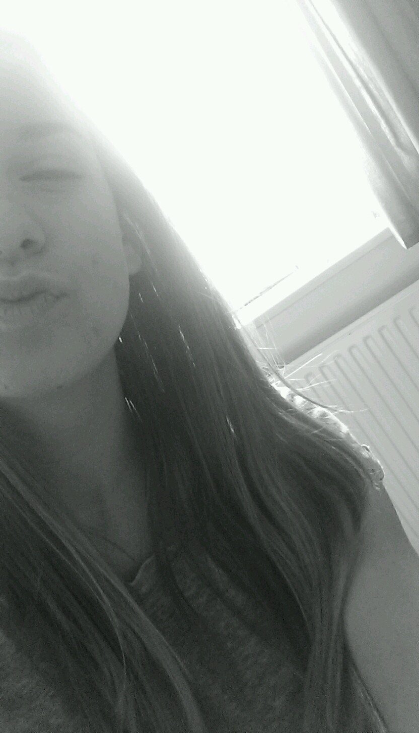hi I'm 12 and live in England in derby and I love the janoskians and one direction and Justin bieber and Austin mahone and I follow back! ! ! x x x