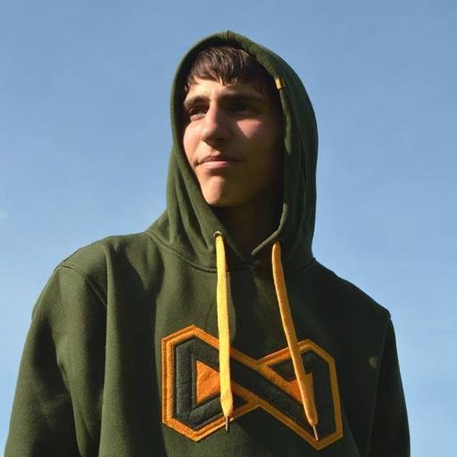 Jsem slávistický fanoušek, co se zajímá o fitness lifestyle. Aktivně sportuji a věnuji se dění okolo sebe...