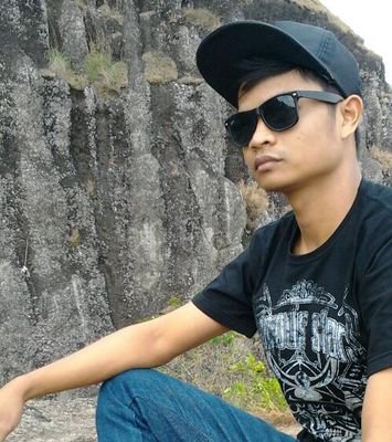ngak banyak omong yang penting action. kadang banyak omong kosong.kadang actionya salah.tapi sering kali males-malesan dan sering makan nasi goreng.