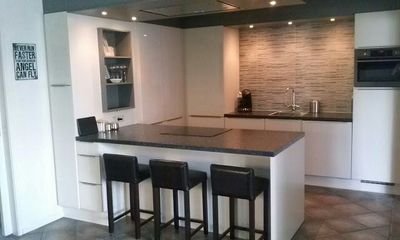 Uw specialist in plaatsen van keukens en installeren van badkamers en tegelvloeren ook voor al u timmerwerk en kluswerkzaamheden info@bkm-urk.nl