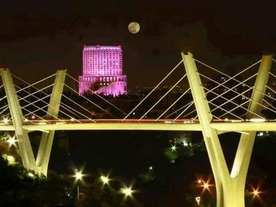 فيني شموخ البدو مع اتيكيت الحضاره 
         يعني مزيج من الفخر والفخامه
