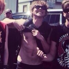 FOLLOW @lashtonllama OR I UNFOLLOQ