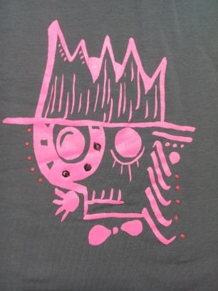 Quien no tiene un sueño, aun sabiendo que es imposible?? Este es nuestro sueño. Diseñamos vestidos, mochilas y bolsos. Quieres vender nuestros diseños?.