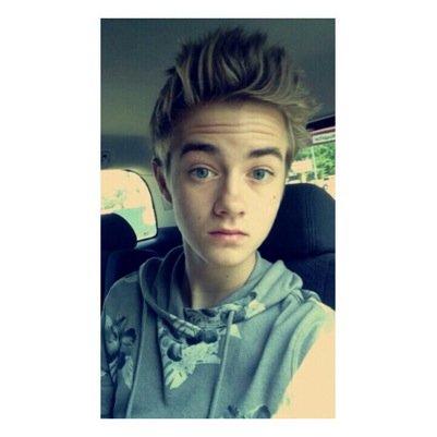 follow @adorablenash please,if you want her follow too just ask her:)!