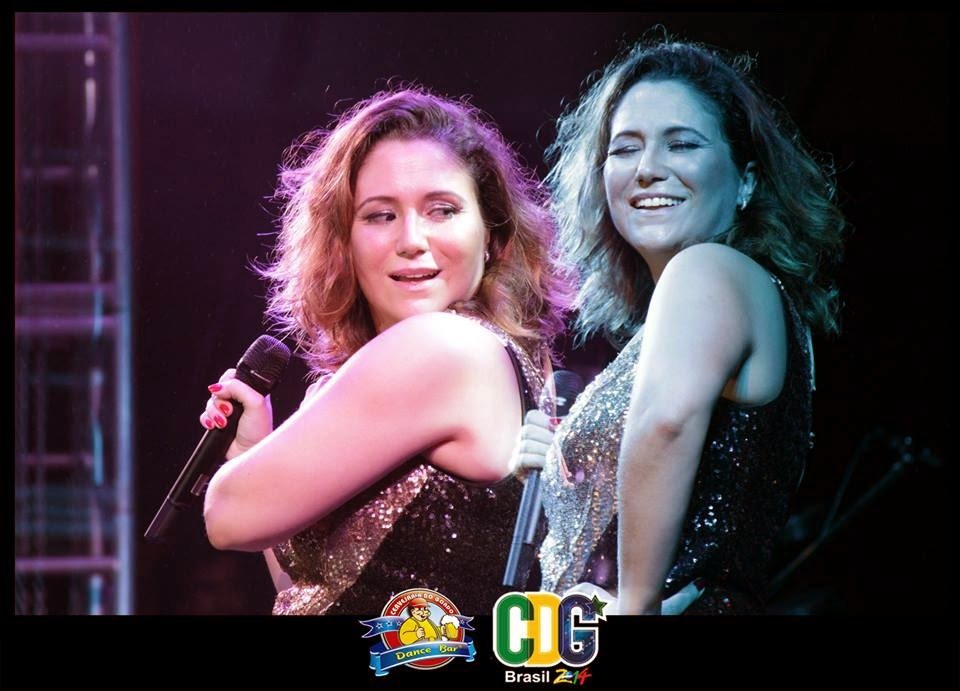 Teu sorriso prende, inebria e entontece.