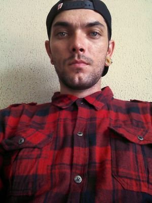 Tatuador, pai, louco e um homem que procura sabedoria para uma forma de arte insana.