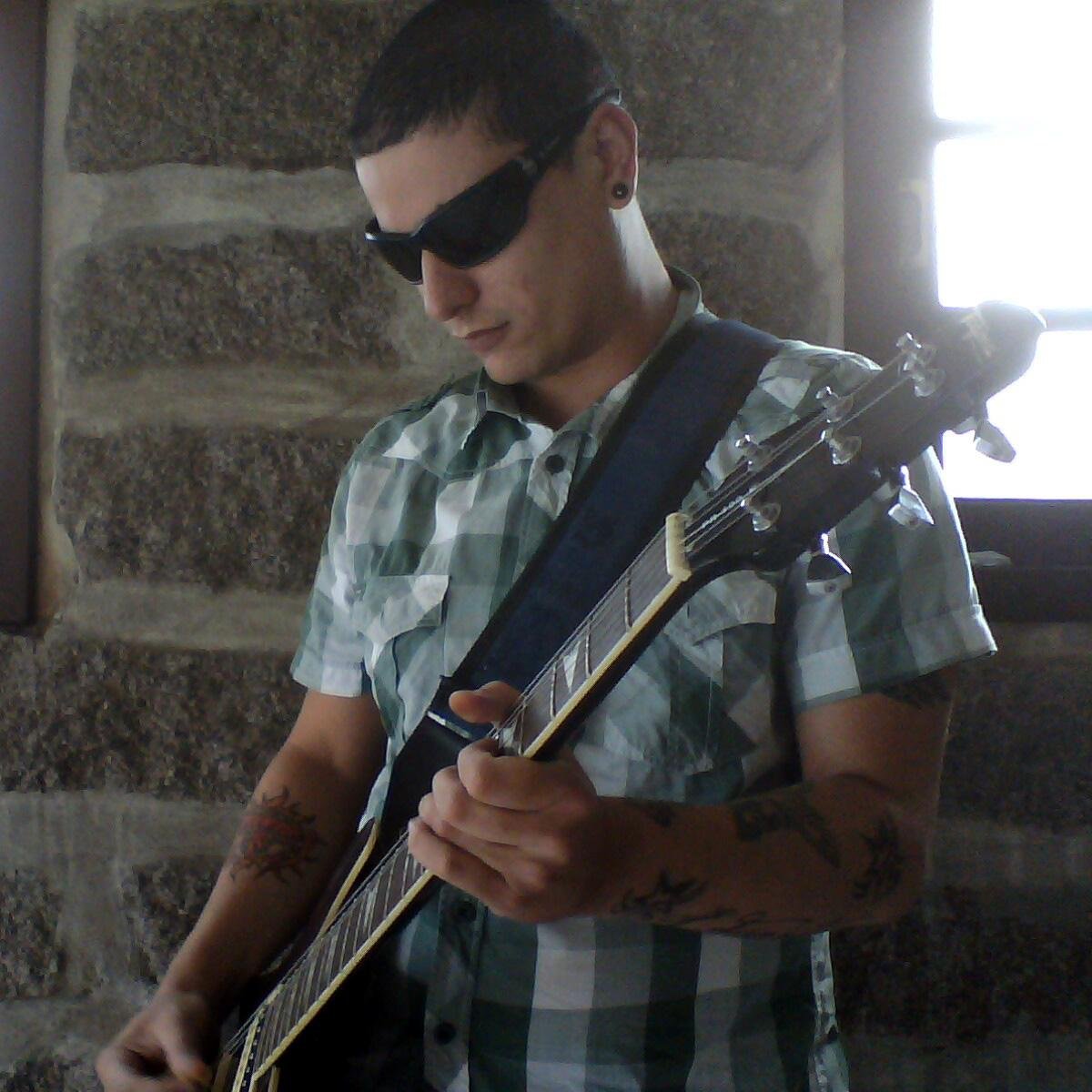 Professor de História, Guitarrista.