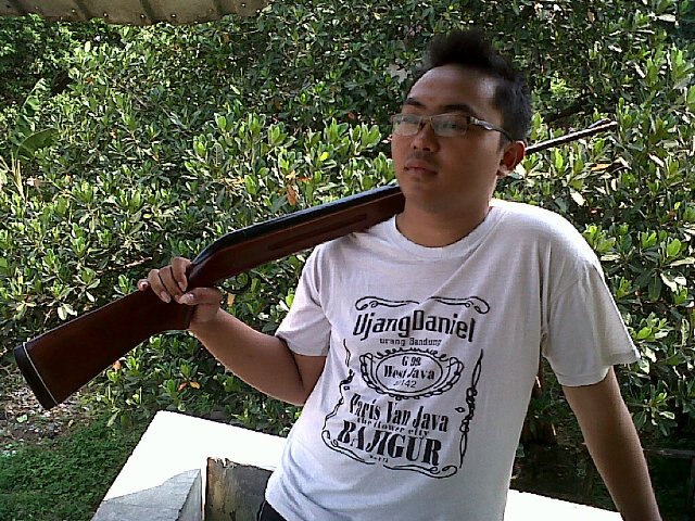 hal yg paling menyakitkan dan tersulit untuk dilakukan adalah berusaha tersenyum dalam kebohongan yg menyakitkan