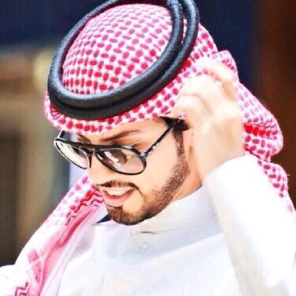 حسابي الوحيد والرسمي وأي حساب غير هذا لايعنيني ،، المشاهير مو أحسن مني