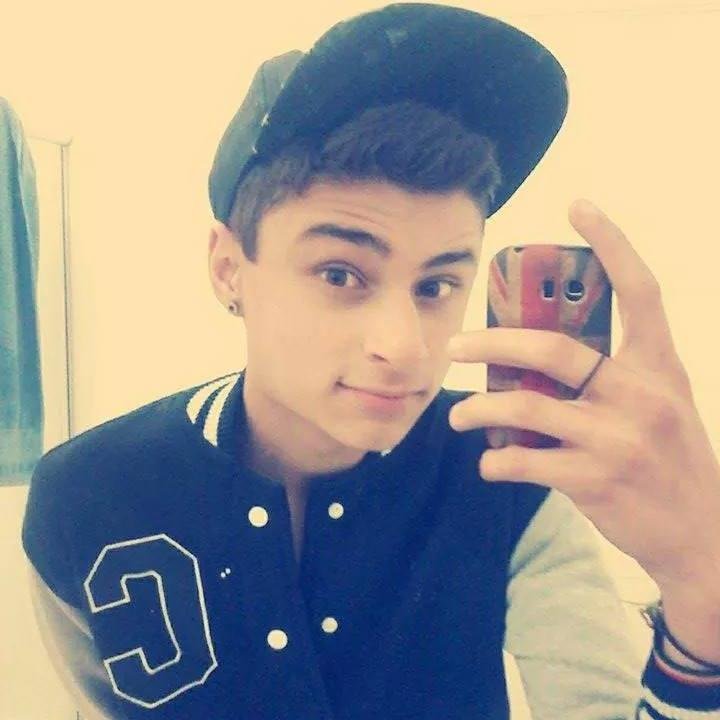 so nao volto atraz pk a vida nada pa frente sorria o mundo que te ve feliz :) . :(