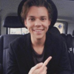 follow @mukesglow