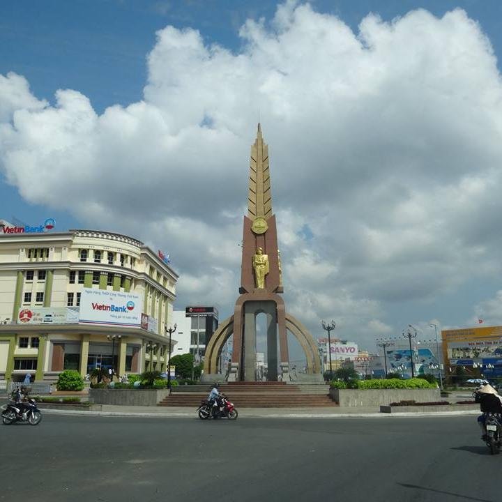 Đang là học sinh Trường THPT Hồ Thị Kỷ Cà Mau, Việt Nam. Hân hạnh được làm quen với tất cả các bạn....
