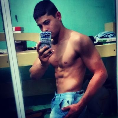 Quando pensar em desistir,levante sua cabeça e tente enxergar o quanto tem pra se viver.

“Sem saber que era impossível,ele foi lá e fez”
insta@rafaeltchesco