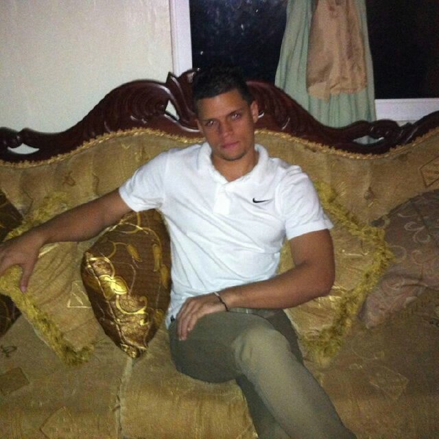 Soy Chico de 22 anos de edad, soltero, trabajador, humilde y sencillo, me considero muy serio tanto en mi personalidad como en todo lo que hago en la vida.