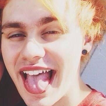 follow @mikeyfthazza bc shes cool and she gave you a follow :) ily (rt the link in bio?)