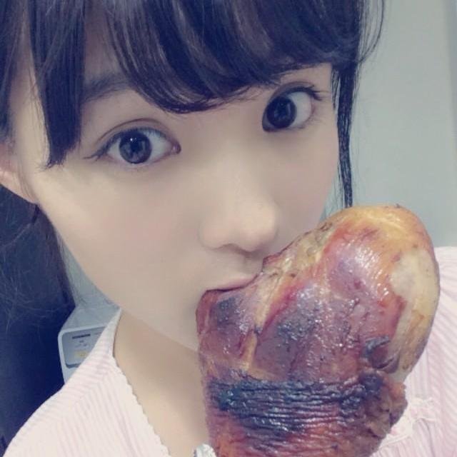 人間は本能的に肉を求める生き物です♥可愛いアイドルが肉を求め、食べている時の顔はたまらなく可愛い///可愛いアイドルの肉食画像を呟いちゃいます♪