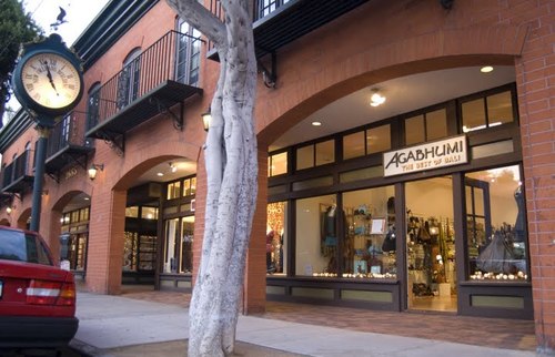Exclusive sterling silver jewelry with semi-precious gemstones, leather, exotic & fabric handbags, unique belts and accessories handmade in Bali.