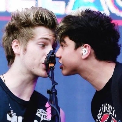 follow @cliffordisdtf and rt https://t.co/8RfSXoaoo0