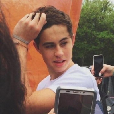 please follow @regaldallas since i gave you a free follow it means alot thank you
