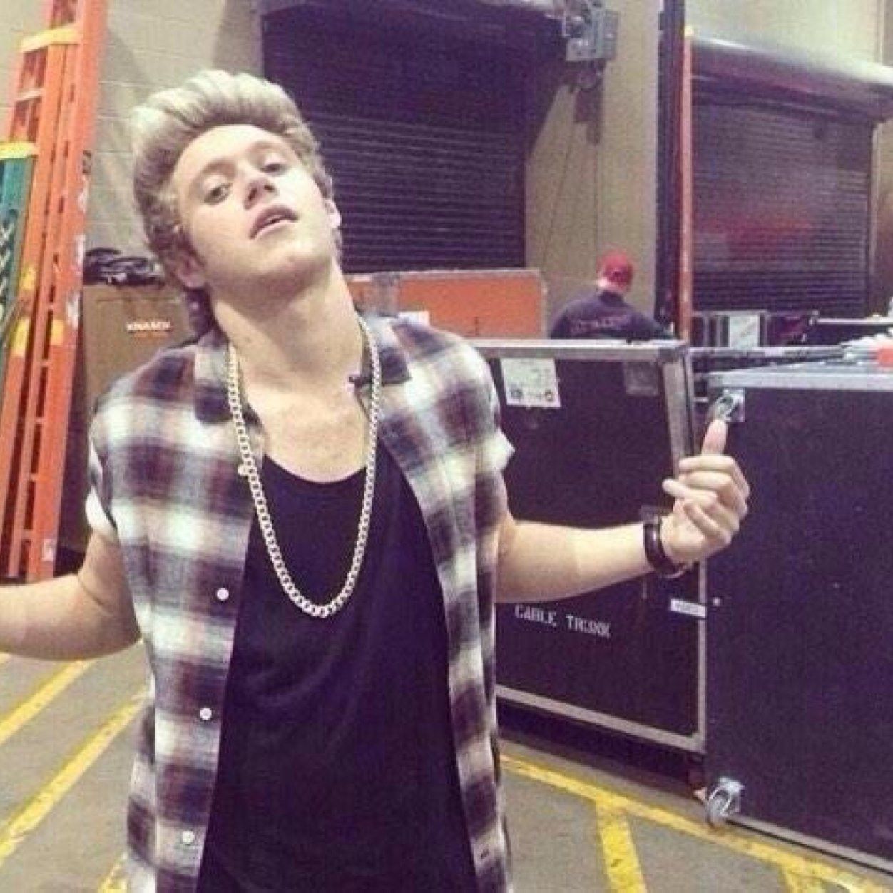 Go folllow the fab bitch @pancraicniall bc she'll follow you back and give you poptarts