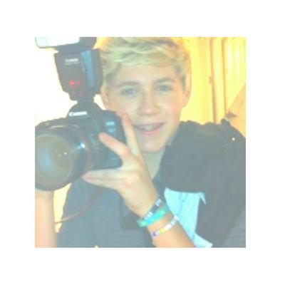 go follow @punkrxcklarry she will follow you back and dm you to niall of you ask