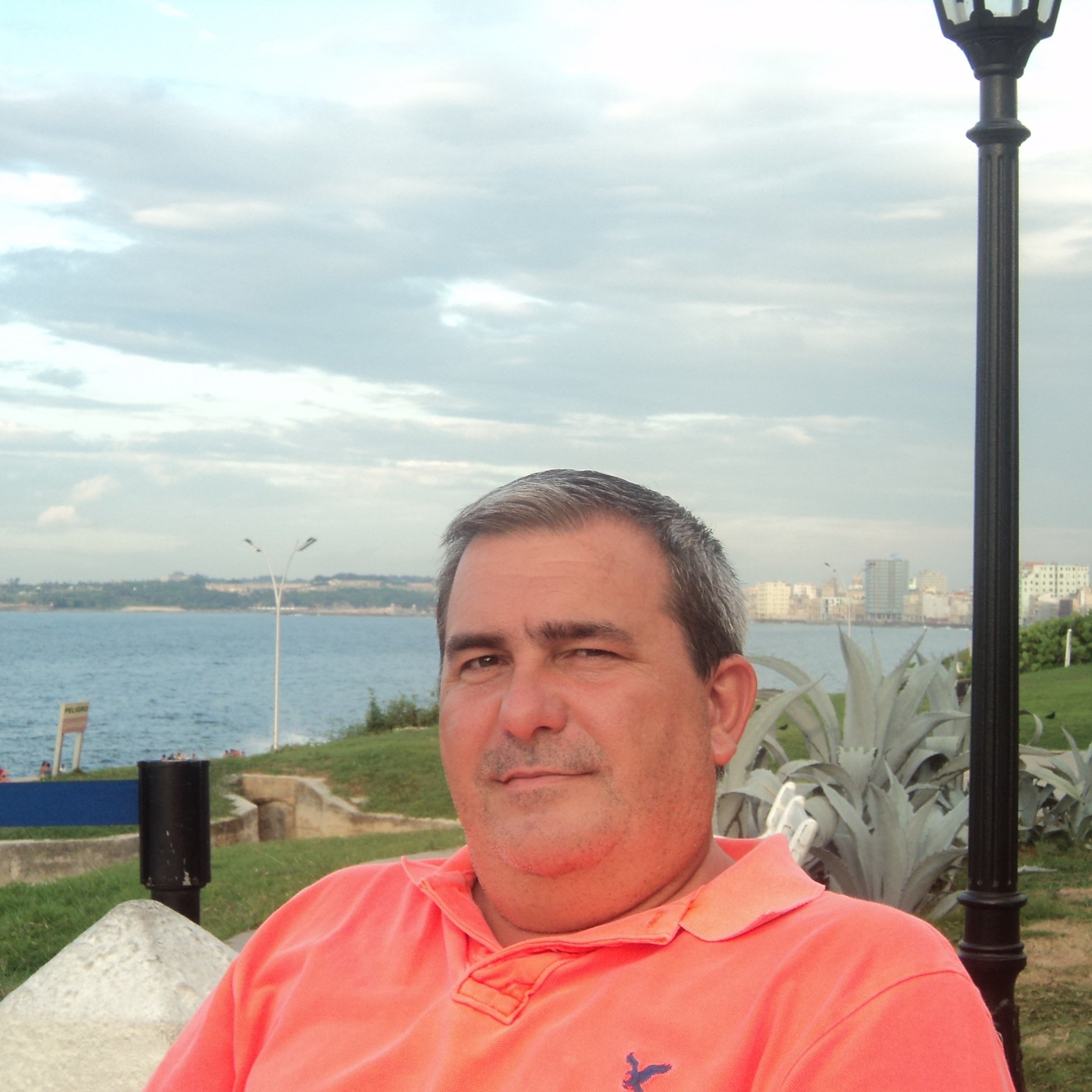 ORNITORRINCONE's profile picture. Mi abuela llevó un poco de tierra española. Yo me traje un poco de tierra cubana. NO guardare conmigo un poco de PATRIA la quiero toda sobre mi tumba.