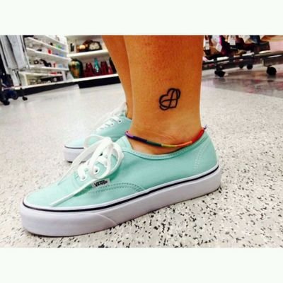 DeBuenaTontaa's profile picture. Con el alma escarmentada y la ilusión en reconstrucción.
🌈🌈💜