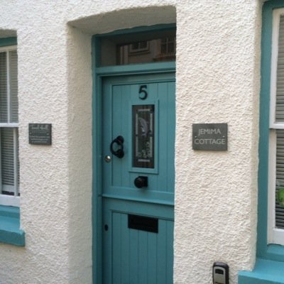 Rent this fantastic refurbished fisherman's cottage seconds from the beach in Looe. One bedroom, perfect for couples. Visit 'Toad Hall Cottages' for details. 🐾