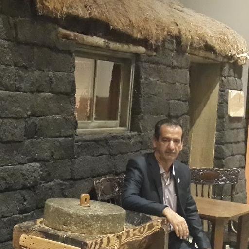 ال‏‏محامی المستشار فی اربیل،ناشط مجتمع مدنی فی مجال الجرائم الدولیة،خصوصآ جرائم الابادة الجماعیة ضد شعب الکوردی، کما اعمل فی المنظمة المناهضة للتعذیب والاعدام