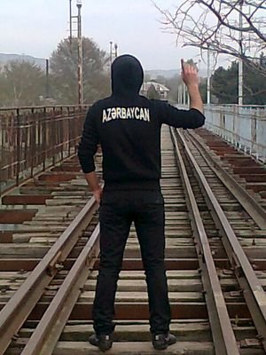 Mənimlə oyun oynamaq, əzrailden borc alib, şeytanla qumar oynamağa bənzər.
Ona görə, ağilli ol