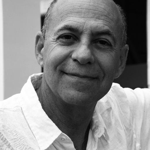 Escritor guatemalteco que escribe en ingles.
Guatemalan novelist writing in English.