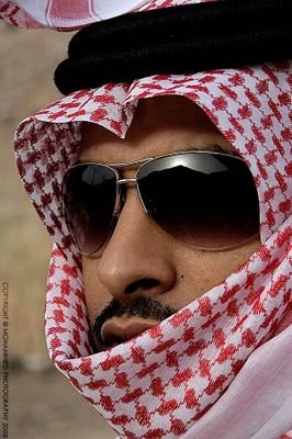 ‏ يآحبني لآهل التوآضـع والآخلاق
وآهل الوفاٌء والصدق واهل المروّه

 الليْ نوآياهـم كما بيـض الاورآق
 تقديرهـم وآجـب علينآ بقـوّه