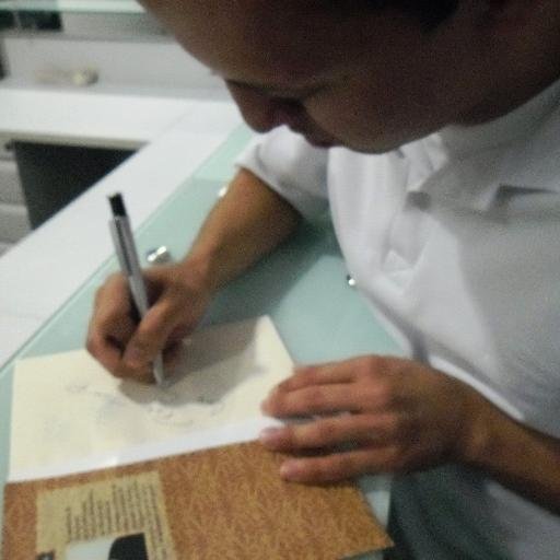 Aprendiz eterno de escritor, periodista, corrector de estilo / editor, enamorado del idioma.