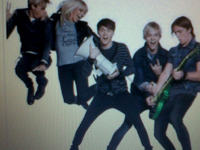 Adoro la musica y mi grupo y cantante favorito es  R5 y @RossR5