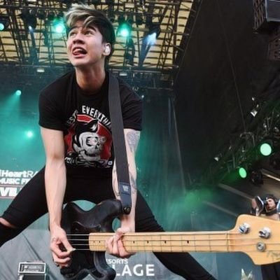 Hello follow me and I'll follow back but plz ash ;)