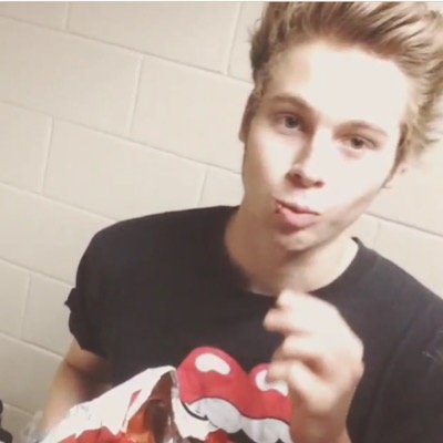 follow @disconnectIuke and ask her for a dm to luke, michael, ashton, or band :)