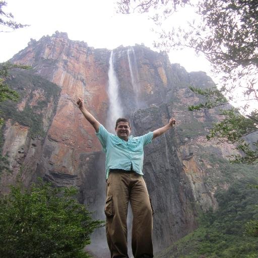 Ingeniero de Alimentos, Nutricionista, algo de poeta, algo de escritor, algo de científico, laico Católico y Patriota Venezolano.