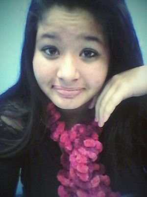 Menina tímida, tem vergonha de tudo. Com os amigos, ela é a pessoa mais boba do mundo. Quando gosta de alguém, é insegura. É ciumenta até de mais.