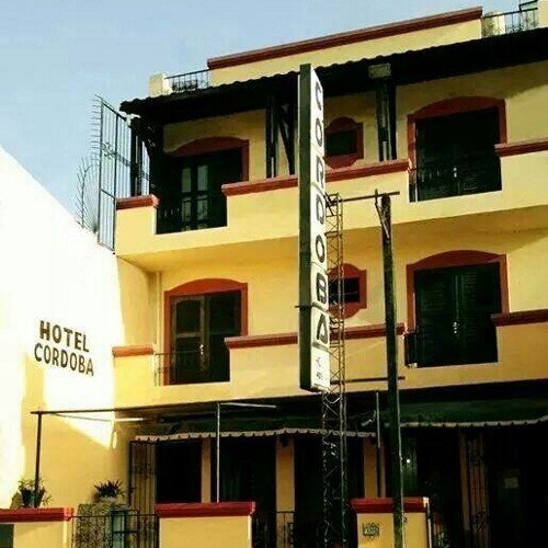 Ubicado en el centro histórico de la ciudad de Asunción, con rápido acceso a los sitios turísticos, la costanera, zona comercial, museos y demás. 021-495-388